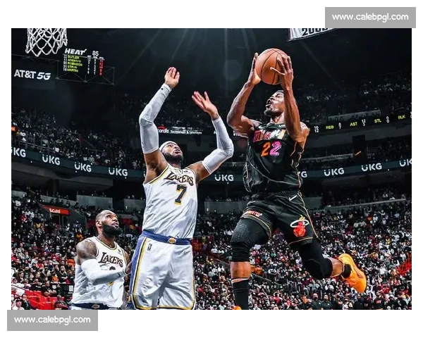 湖人对决热火总决赛第二场回放解析与关键瞬间盘点全景复盘精彩攻防走势